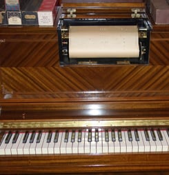 English: Exhibit in the Bayernhof Museum, 225 St. Charles Place, O'Hara Township, Pittsburgh, Pennsylvania, USA. Photography was permitted in the museum without restriction.