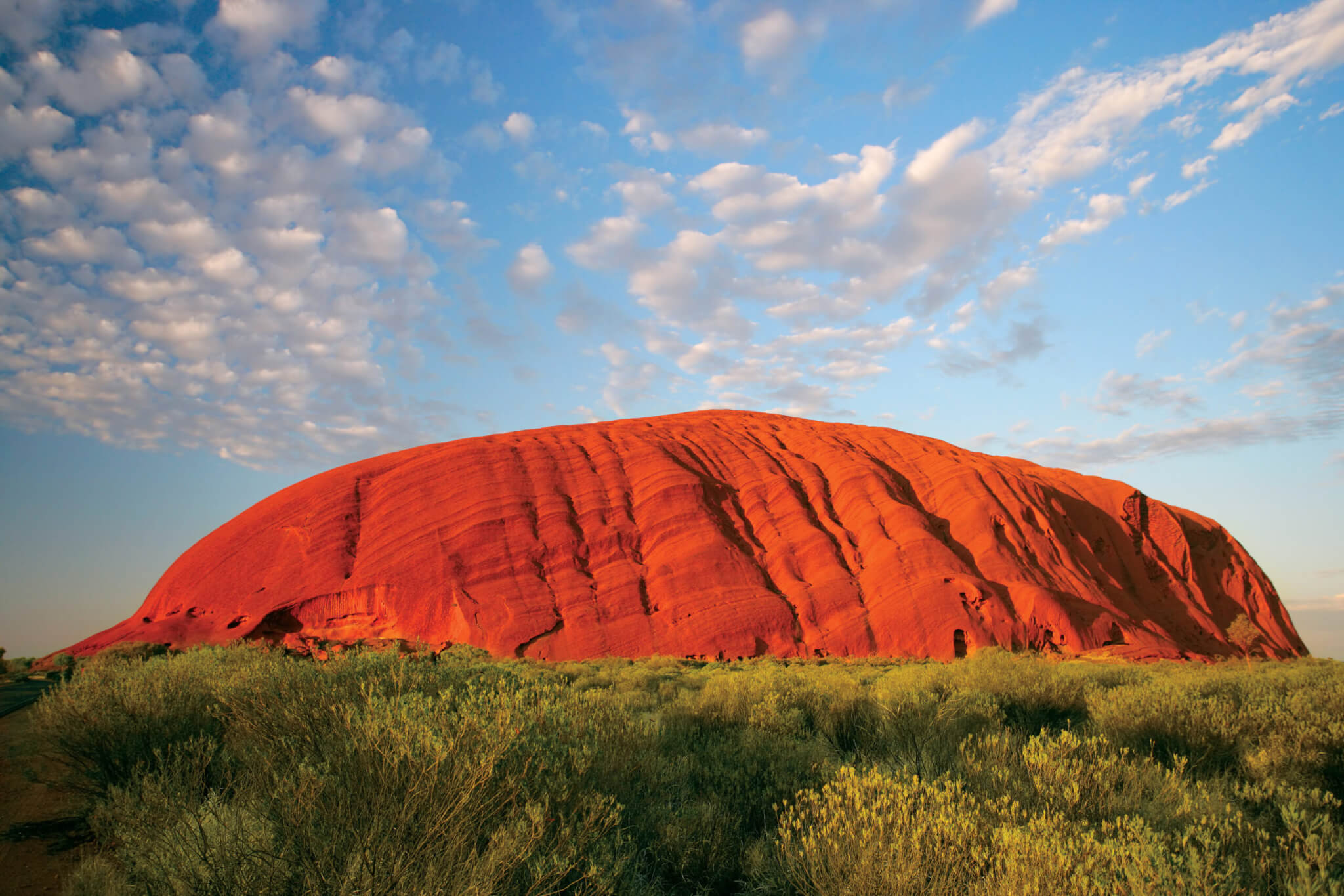 Австралия объекты живой. Гора Айерс рок Австралия. Скала Улуру в Австралии. Красная скала Айерс-рок Австралия. Сидней Улуру.