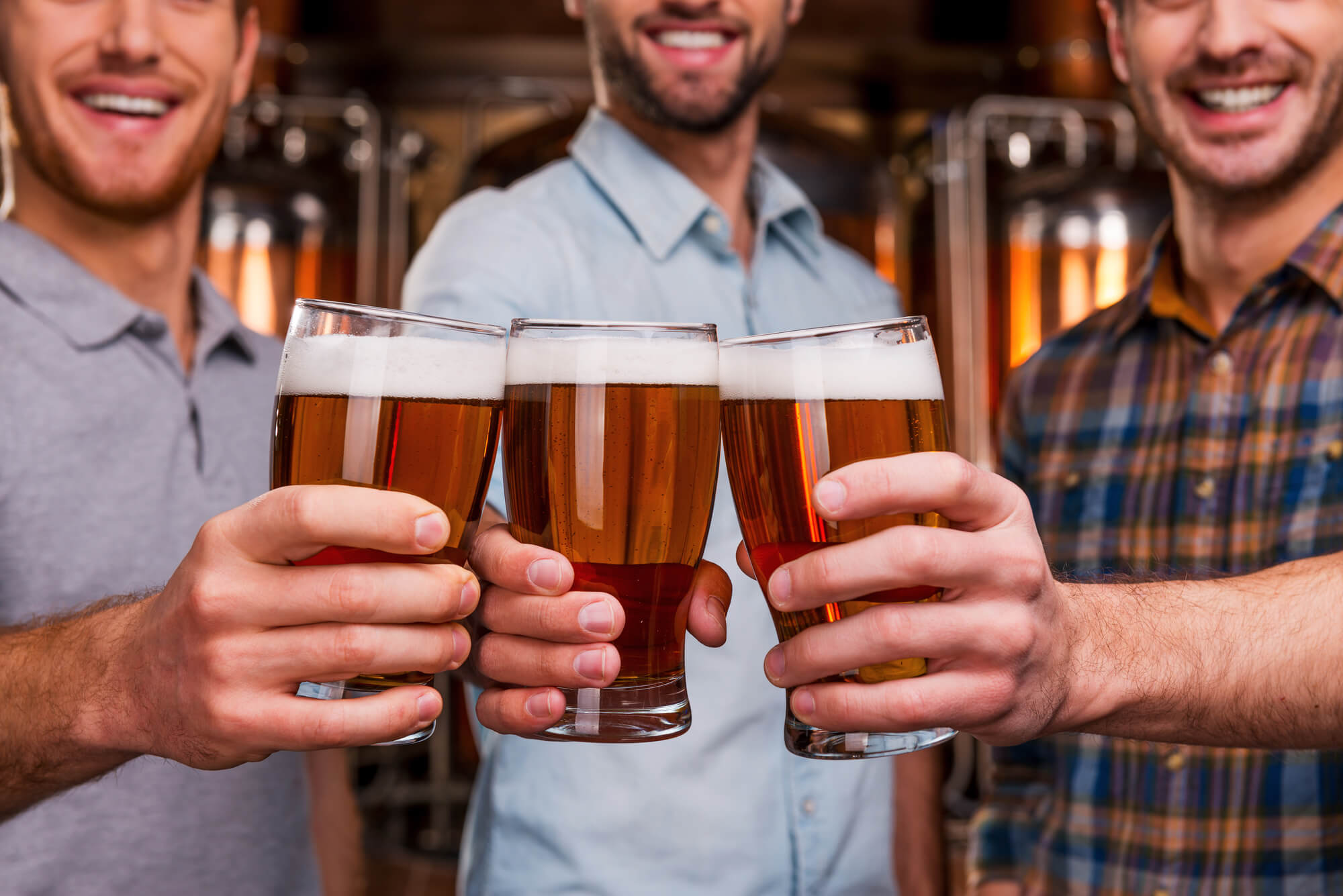 Что пьют в баре. Чокаются пивом. Человек с пивом. Пиво для друзей.