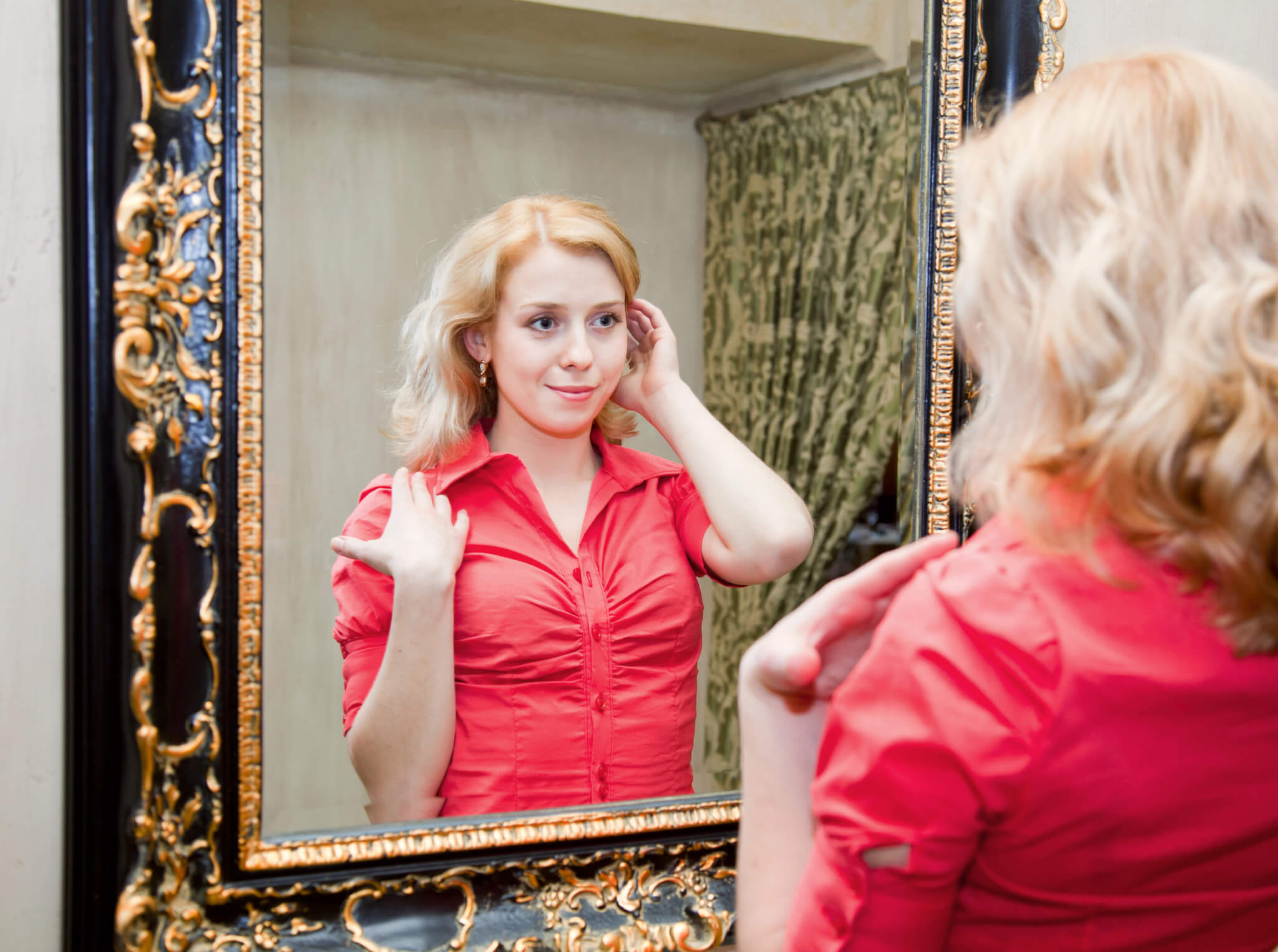 Женщина в зеркале роли. Женщина в зеркале. Перед зеркалом. Девушка смотрится в зеркало. Взрослая женщина у зеркала.