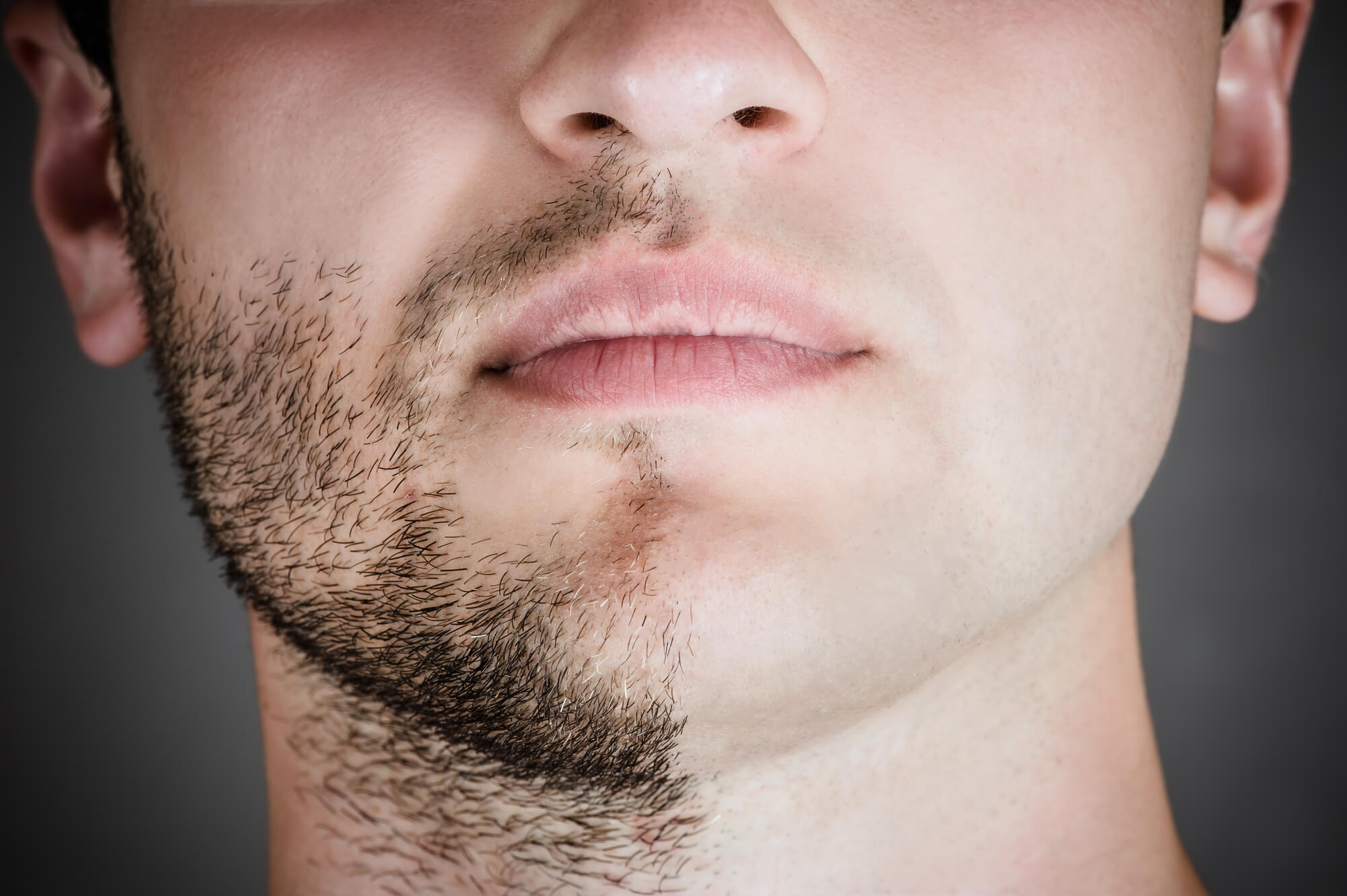 Бреют веки. Щетина на лице. Волосы на лице у мужчин. Однодневная щетина. Борода растет.