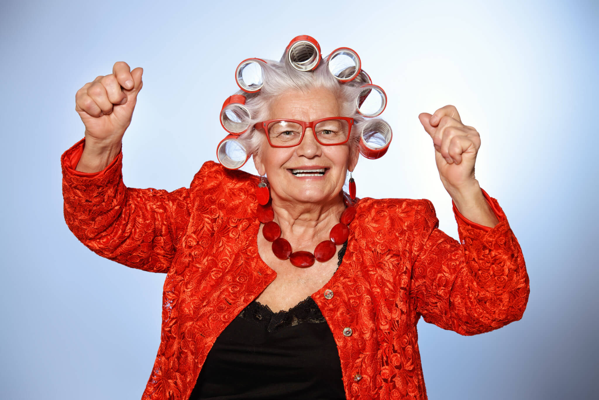 Пенсионеры картинки смешные. Классная бабушка. Веселая пожилая женщина. Радостная бабушка.