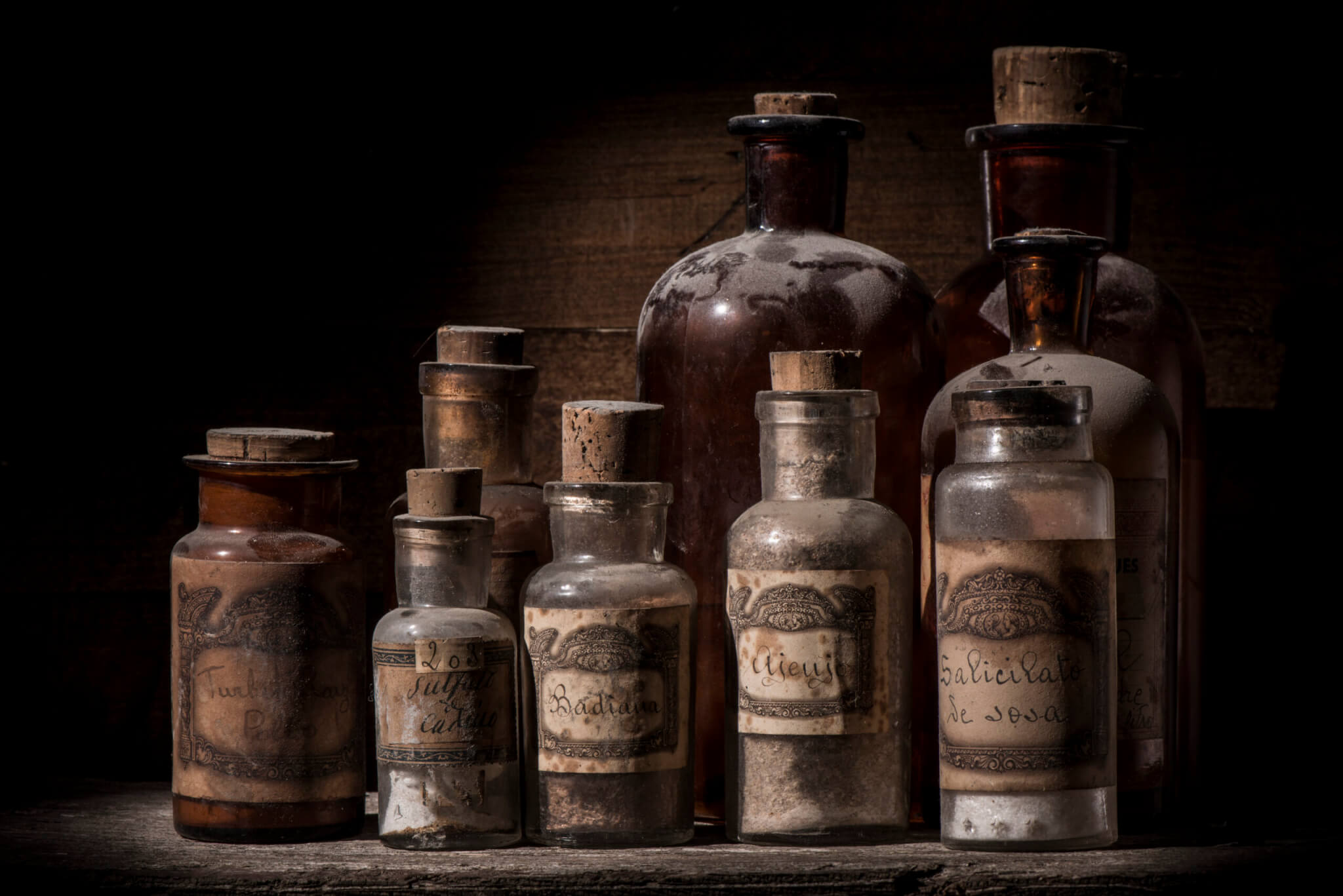 Лекарства древности. Яд старинный. Старинные склянки для лекарств. Старые бутылочки для лекарств. Баночки с лекарствами старинные.