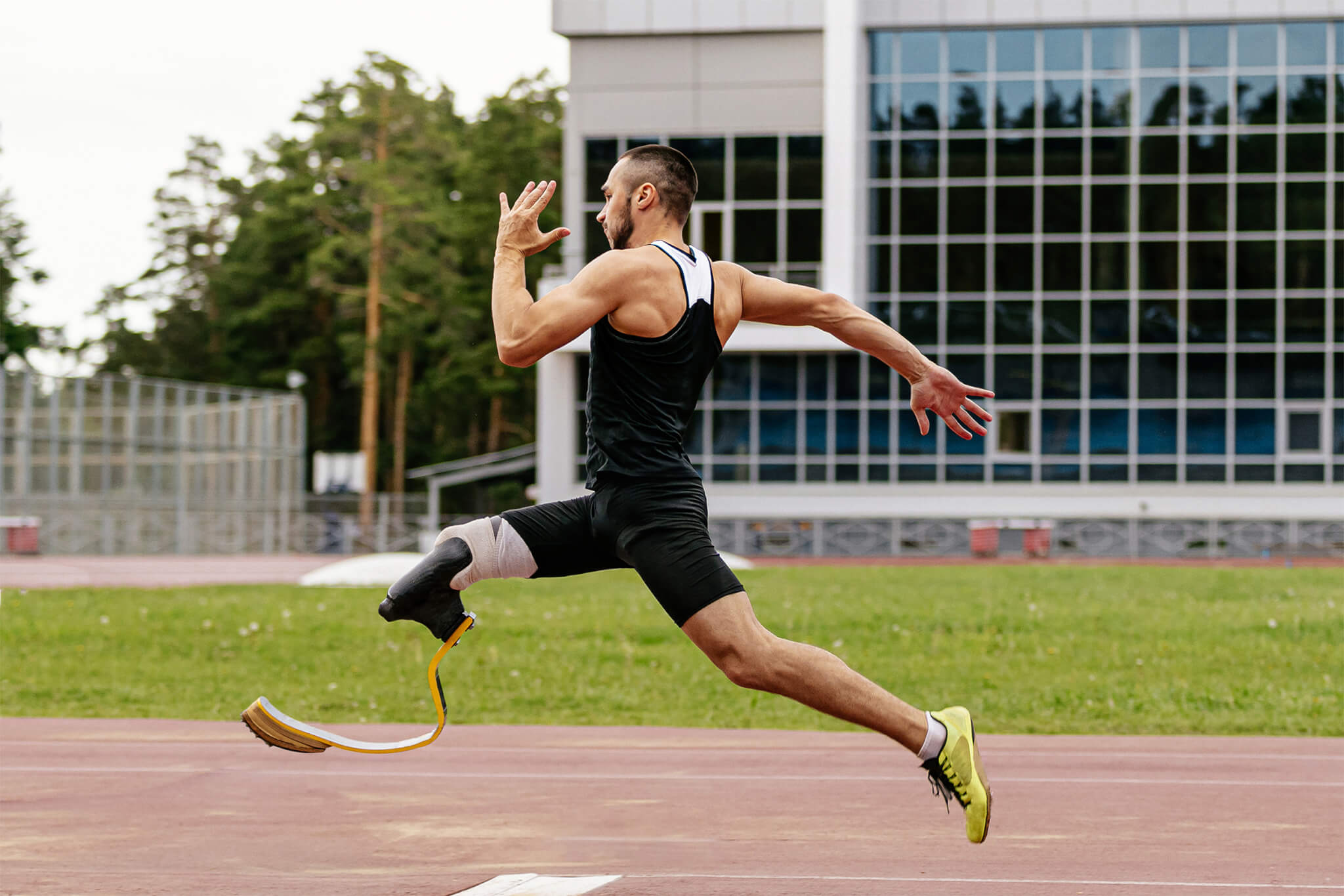 Спортпоинт. Disabled athlete. Прыжки в длину с разбега фото. Athlete with prosthesis playing Basketball. Physically.
